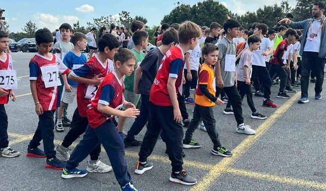 Ümraniye'de gençler kros parkurunda ter döktü