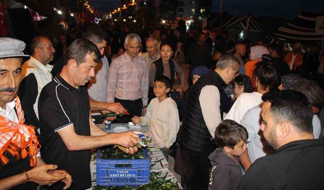 Unutulmaz salatalık anılarıyla muhtar, 1 ton salatalık dağıttı