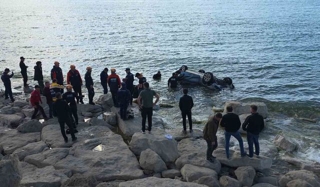 Van Gölü'ne düşen otomobilde 1 kişi yaralandı