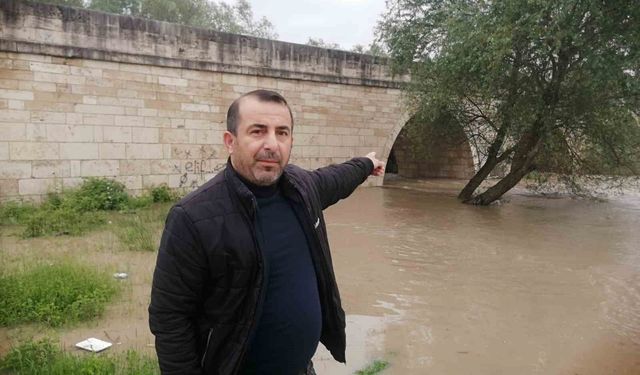 Yağışlar sonrası Kelkit Çayı'nda su seviyesi yükseldi, 8 asırlık köprü sular altında