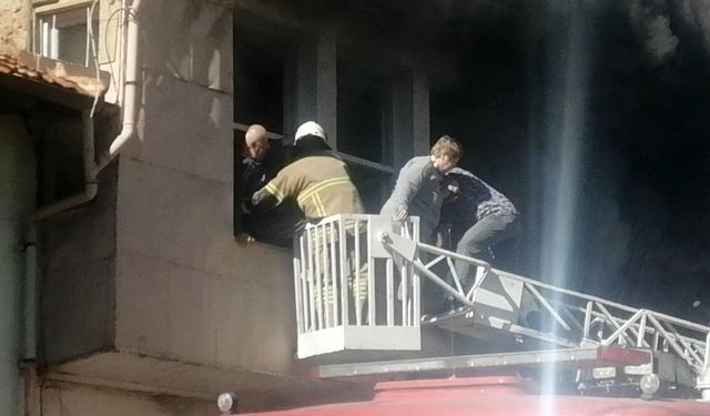 Yangında can pazarı: Yaşlı çift alevlerden son anda kurtarıldı