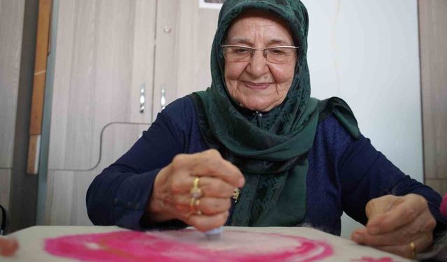 Yaşlı kadının dikiş ve sanat tutkusu sürüyor