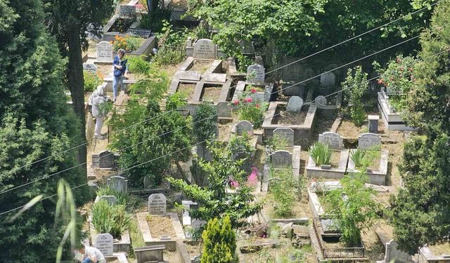 Zonguldak'ta arefe günü mezarlıkta yoğunluk yaşandı