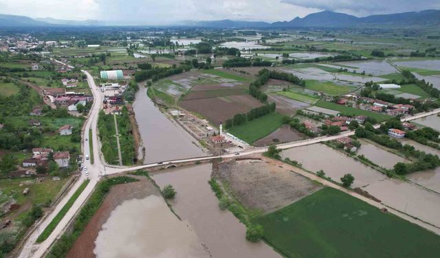 Tokat'ta Yeşilırmak taştı, tarihi köprünün üç gözü sular altında kaldı