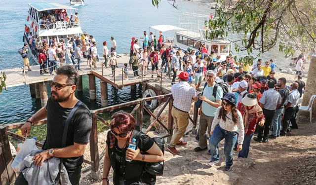 İranlı turistler Van’a akın etti: Oteller doldu, esnafın yüzü güldü