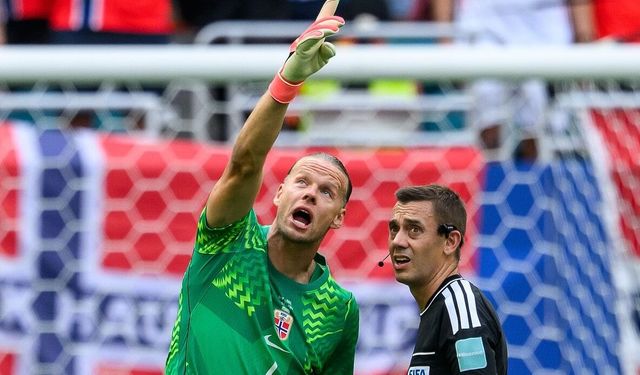 İngiltere’nin golü öncesi top kamera kablosuna çarptı mı? FIFA tartışmaya son noktayı koydu