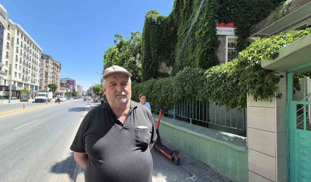 15 Yıldır Sarmaşıklı Cami'nin Bekçiliğini Yapan Remzi Çoğal