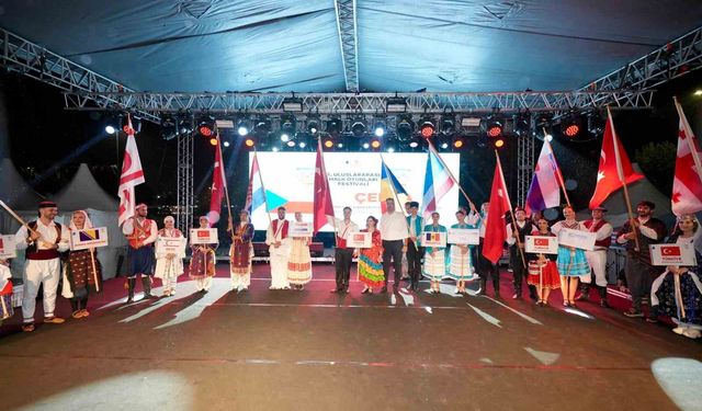5. Uluslararası Halk Oyunları Festivali Kartal'da başladı