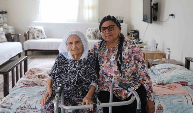 98 Yaşındaki Şemsi Teyze'nin Evinin Yoluna Yeni Parke Taşı Döşendi