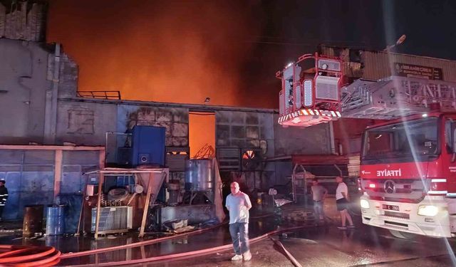 Adana'da ayakkabı tabanı fabrikasında büyük yangın