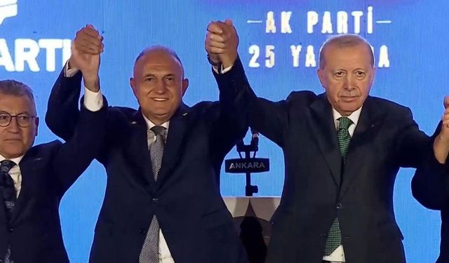 AK Parti’nin 25. yılında dikkat çeken katılım: 3 milletvekiline Erdoğan rozet taktı