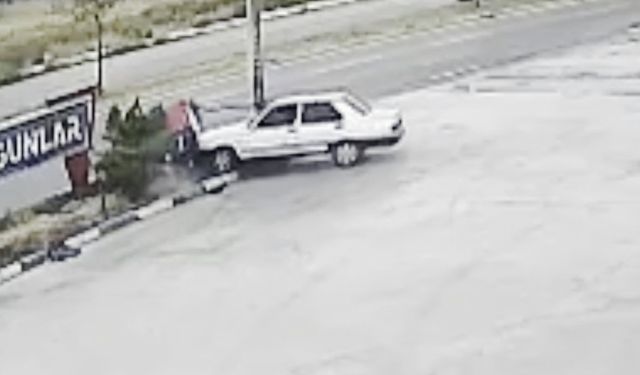 Aksaray'daki trafik kazasında otomobil direği devirdi, sürücü yaralandı