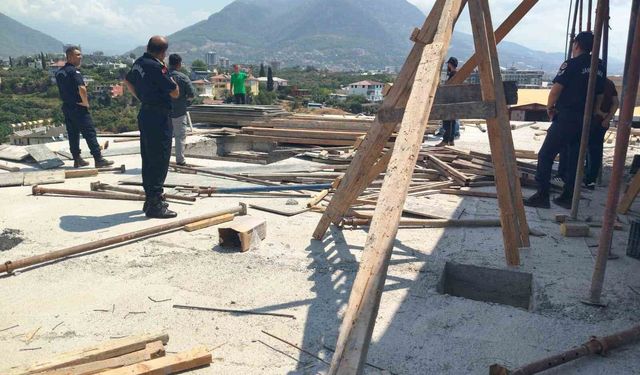 Alanya'da Bıçaklı Saldırı: İntihar Girişimi Canlı Yayınlandı