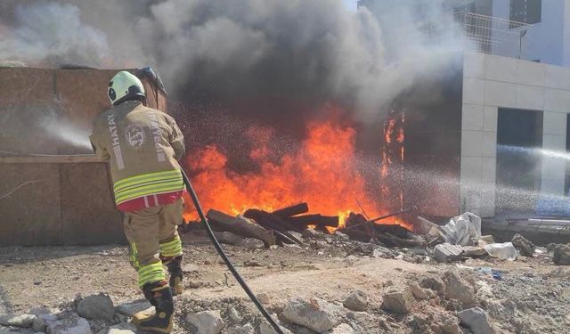 Antakya'da inşaat malzemeleri ve kulübe yangınla yandı