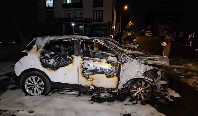 Avcılar'da oto galeride çıkan yangın, kundaklama ihtimaliyle araştırılıyor