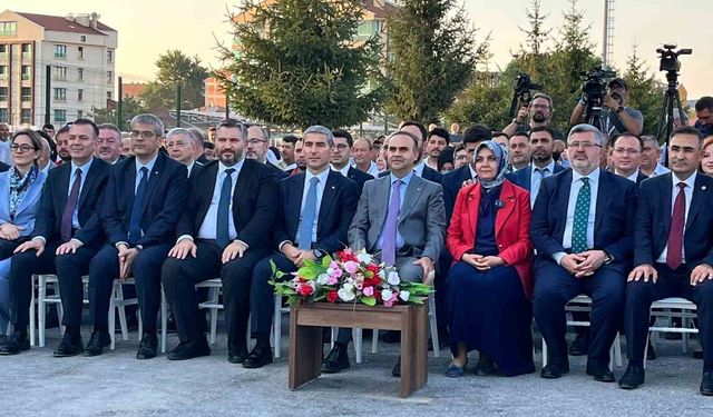 Bakan Kacır: 'Herkes kendi yolunu seçer, biz hizmete devam ediyoruz'