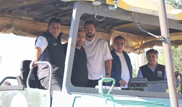 Başkan Durgut, asfalt makinesine geçerek ilk serimi yaptı