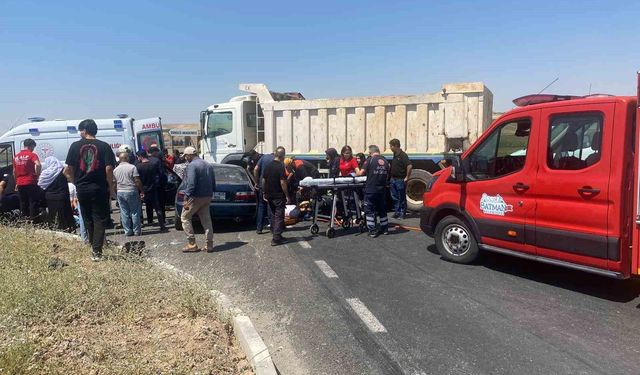 Batman'da kamyon ve otomobil çarpıştı: 4 kişi yaralandı