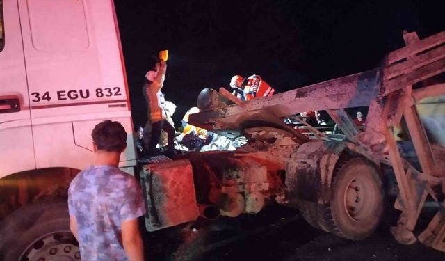 Beykoz'da hafriyat kamyonu ile otomobil çarpıştı: 3 yaralı