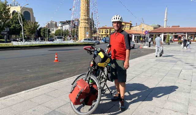 Bisiklet aşığı öğretmen, hayalini gerçekleştirmek için dünya turuna çıktı