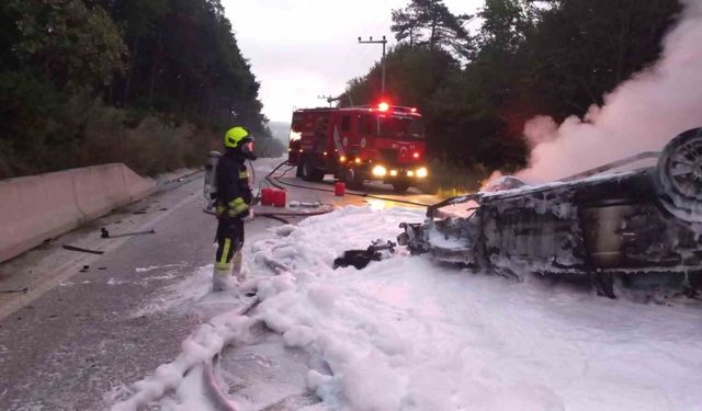 Bolu'da devrilen araçta yangın çıktı, sürücü yaralandı