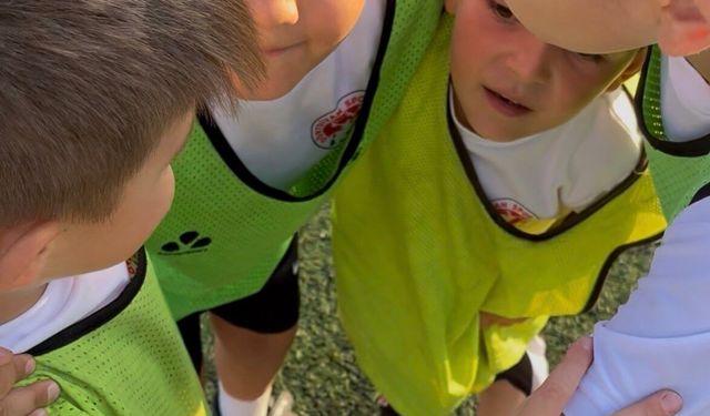 Bolu'da minik futbolcuların taktik görüşmesi neşeye neden oldu