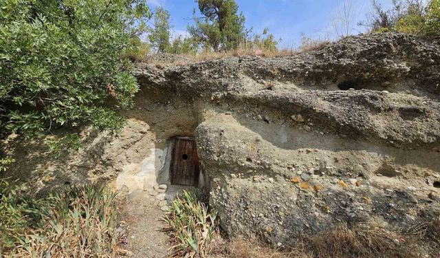 Boyabat'taki türbe, doğal kaya altında gizemli bir yapı sunuyor