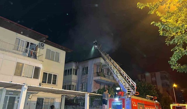 Bucak'ta 3 katlı binada yangın paniği