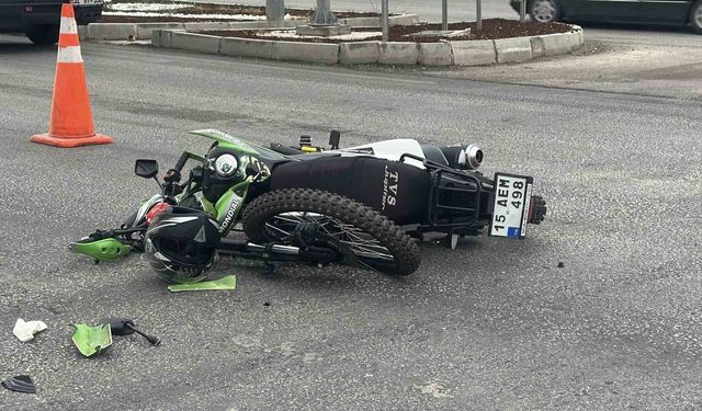 Burdur'da otomobil ve motosiklet çarpıştı, sürücü ağır yaralandı