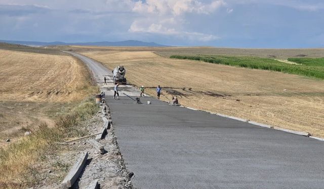 Büyük Pirveli Köyü'nde Beton Yol Yapım Çalışmaları Devam Ediyor