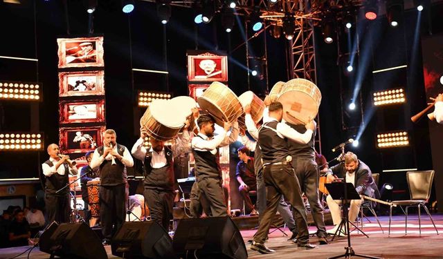 Cacabey Meydanı'nda Rüzgar Gibi Geçen Neşet Ertaş Festivali
