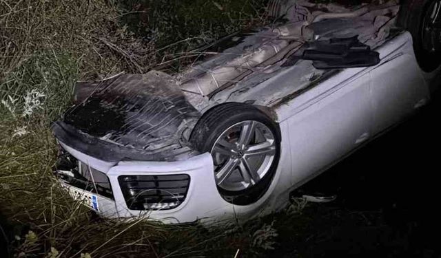 Çamardı'da trafik kazası: Otomobil şarampole devrildi, 2 yaralı