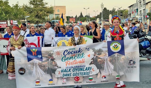 Çeşme'de uluslararası halk dansları festivali coşkusu