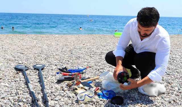 Denizden çıkarılan eşyalar hayret veriyor: Dalış yapan genç, tatilcilerin kaybettiklerini topluyor