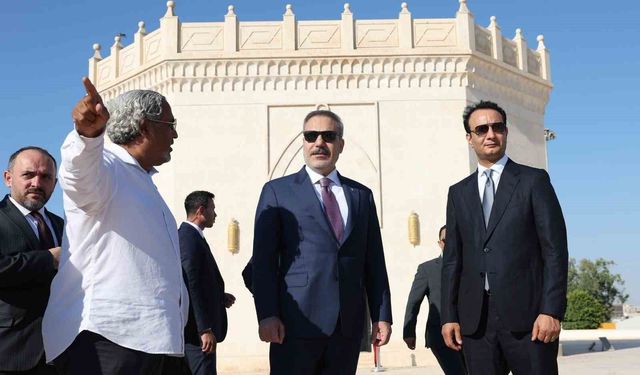 Dışişleri Bakanı Fidan, Libya'nın Ömer Muhtar Anıtı'nı Ziyaret Etti