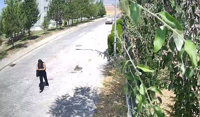 Dolandırıcı kadın, 81 yaşındaki vatandaşı hedef alırken yakalandı