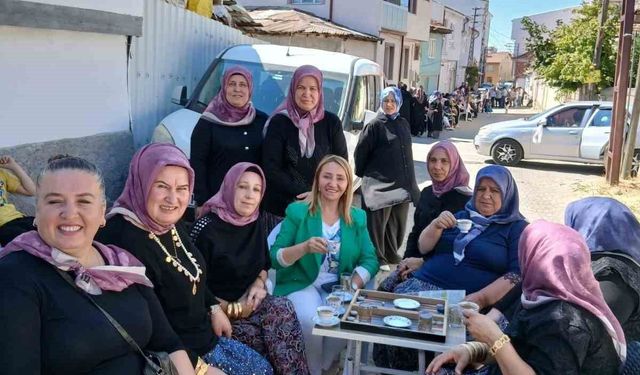 Düğün konvoyunu durduran kadınlar yol ortasında eğlendi