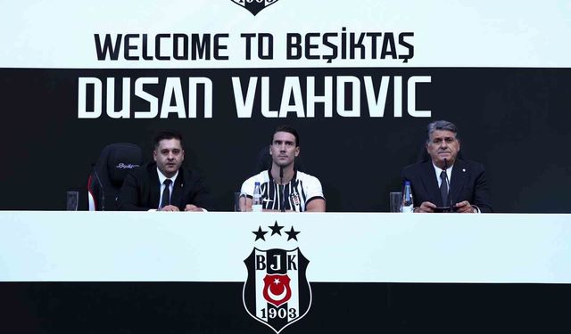 Dusan Vlahovic, 20 bin taraftar önünde Beşiktaş'a imza attı