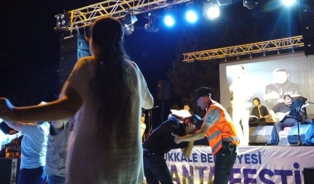 Efe Güngör, festivalde engelli çocuğa destek oldu