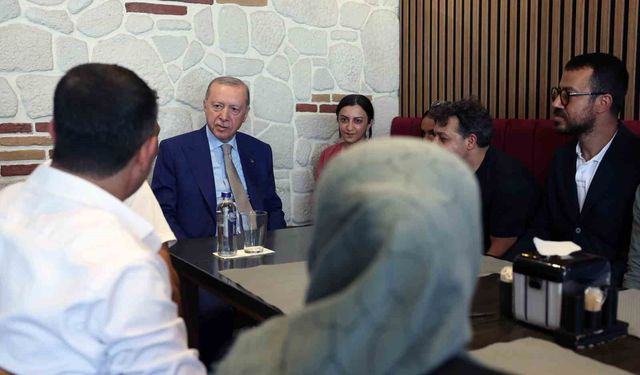 Erdoğan, İstanbul'da esnafı ziyaret ederek çocukları sevindirdi