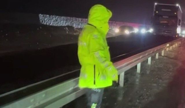 Erzincan-Sivas kara yolu heyelan sonrası trafiğe açıldı