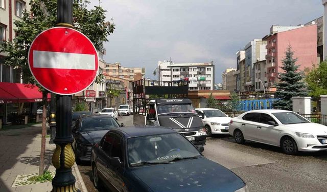 Esnafın kendi astığı tabela ses getirdi, belediye harekete geçti