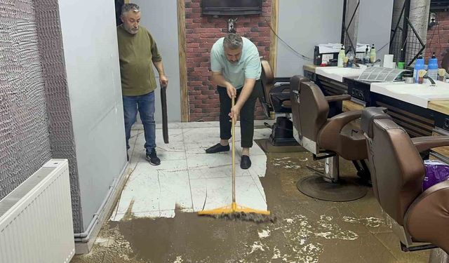Fatsa'da gecenin etkileyici sağanağı: Su baskınları kaçınılmaz oldu