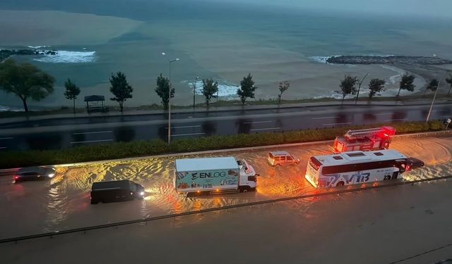 Giresun'da yoğun yağış, Karadeniz Sahil Yolu'nda su birikintileri oluşturdu