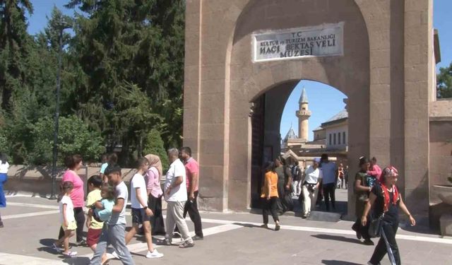 Hacı Bektaş Veli Türbesi'nde yoğun ziyaretçi trafiği
