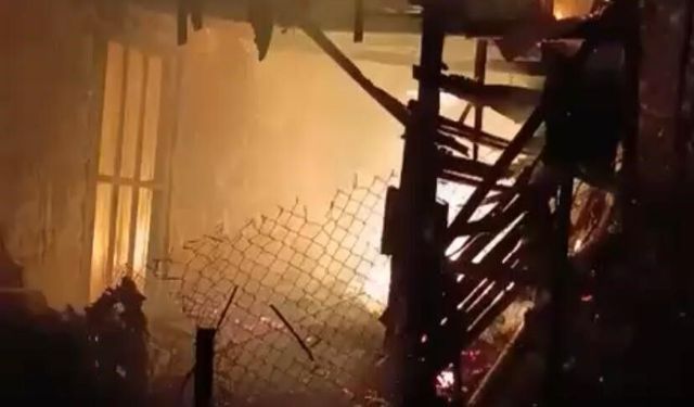 Hatay'da 2 Katlı Ahşap Ev Yangında Küle Döndü