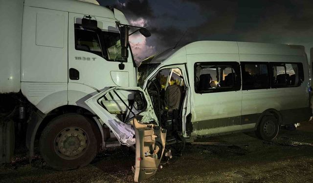 Hatay'da işçi servisi tırla çarpıştı: 1 ölü, 15 yaralı