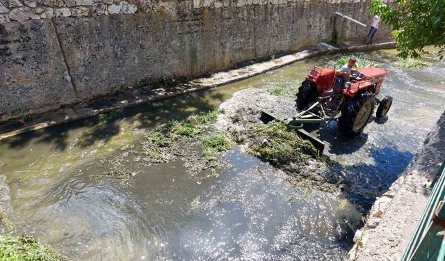 Hisarcık'ta Küçük Çay'ın zemininde temizlik çalışmaları başladı