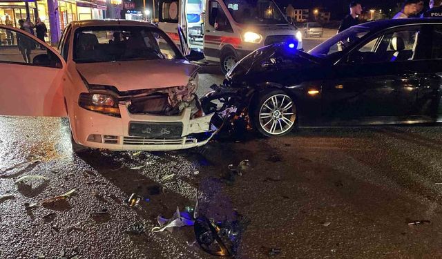 İki otomobil çarpıştı: 2 yaralı