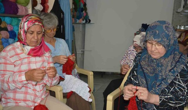 Kadınlar İlmek İlmek Dev Türk Bayrağı Ördü